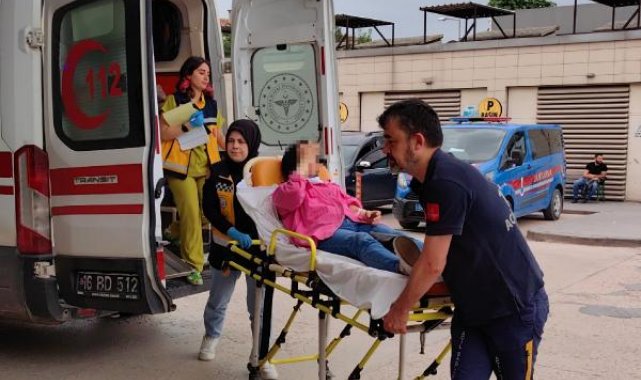 Boşanma aşamasındaki eşini bıçaklayan şüpheli, kızının karne töreninde yakalandı