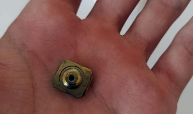 Boynuna takılan implant yemek borusunu yırtıp midesine düştü