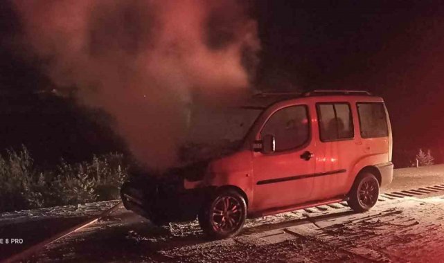 Burdur'da seyir halinde yanan otomobil kullanılamaz hale geldi