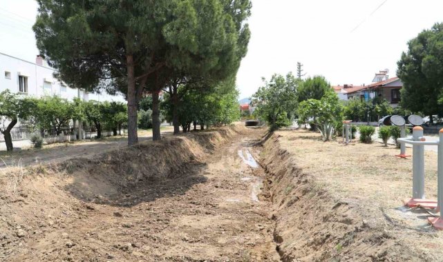 Burhaniye'de dere ve kanal temizliği