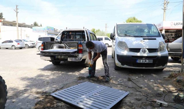 Burhaniye'de mazgal temizliği yapılıyor