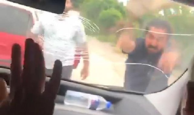 Bursa'da avukat çiftin yaralandığı bıçaklı ve taşlı saldırı kamerada