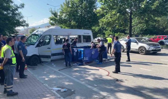 Bursa'da işçi servisi ile otomobil çarpıştı: 1 ölü, 9 yaralı