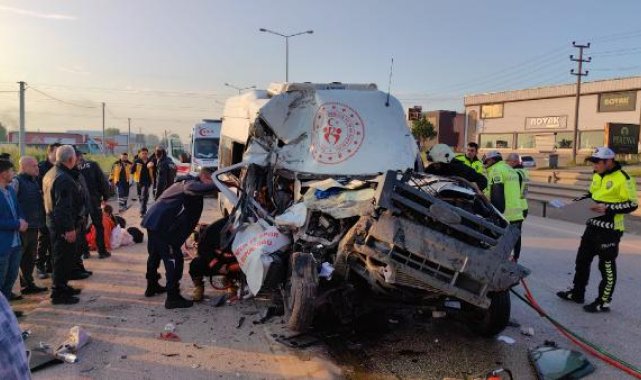 Bursa'da sporcuları taşıyan servis minibüsü hafriyat kamyonuna çarptı: 16 yaralı