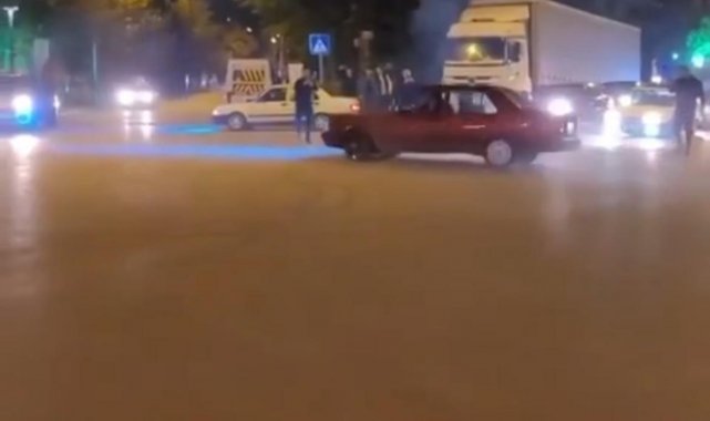 Bursa'daki trafik magandası kamerada... Kimseye aldırış etmeden drift attı