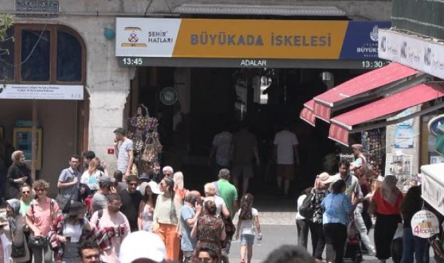 Büyükada'da hafta sonu yoğunluğu