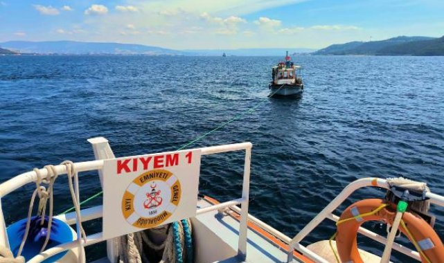 Çanakkale Boğazı'nda makine arızası nedeniyle sürüklenen tekne kurtarıldı