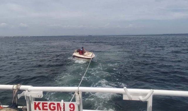 Çanakkale Boğazı'nda sürüklenen tekne, barınağa yanaştırıldı