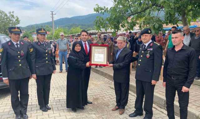 Çanakkaleli Şehit Jandarma Uzman Çavuş'un ailesine şehadet belgesi verildi