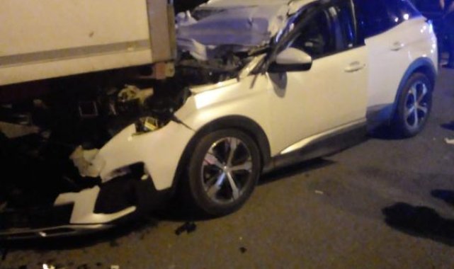 Çankırı'da otomobil, TIR'a çarptı; 3 ölü, 4 yaralı