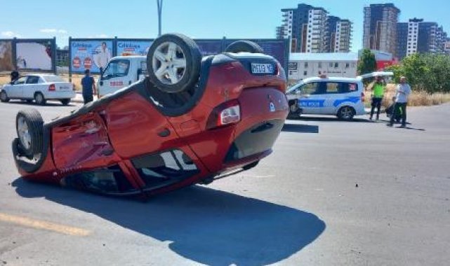 Çarpışan 2 otomobilden 1'i takla atıp ters döndü: 2 yaralı