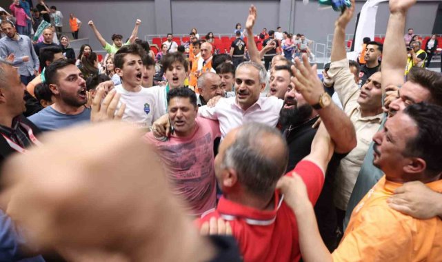 Çayırova Belediyesi 2. Lig'de şampiyon oldu