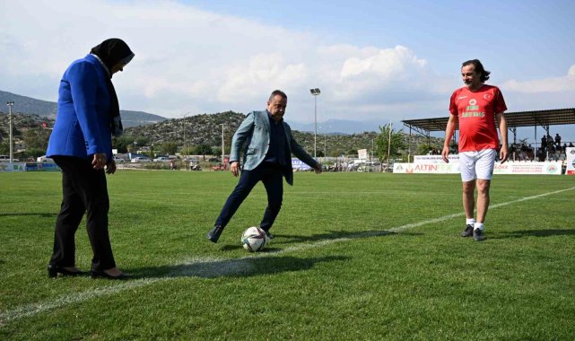 Çiftçi Kupası'nın başlama vuruşunu Başkan Böcek yaptı