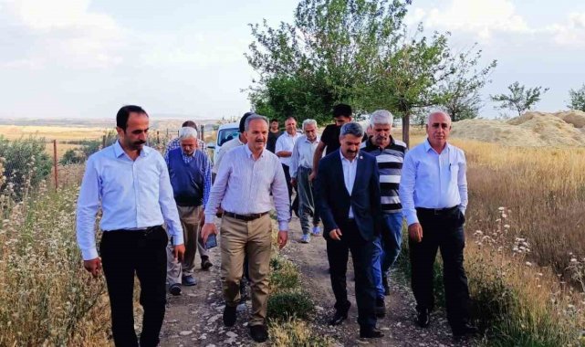 Çiftçilerle birlikte hububat hasadı yaptı