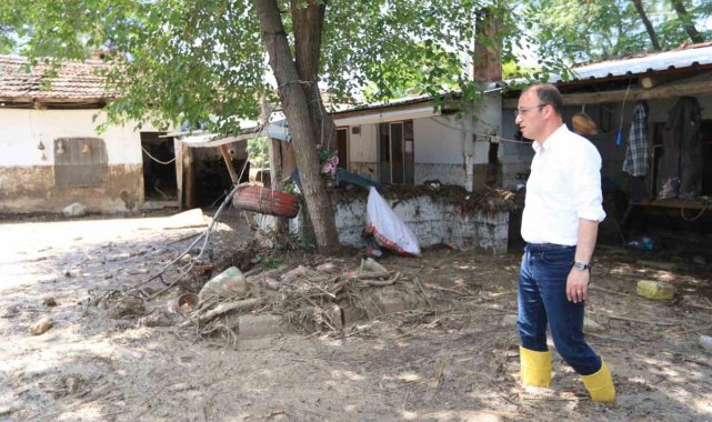 Çizmeleri giyen Başkan Örki sel mağdurlarının yardımına koştu