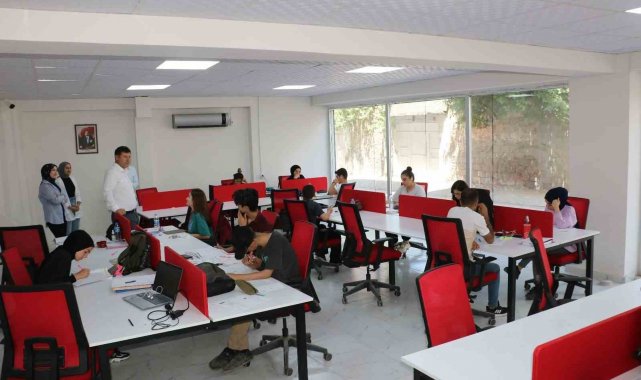 Cizre'de öğrenci ve KPSS adayları okuma salonlarında ders çalışıyor