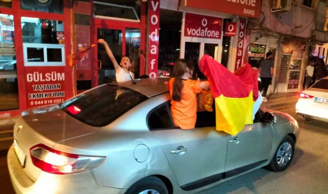 Cizre'deki Galatasaray taraftarları caddeleri panayır alanına çevirdi