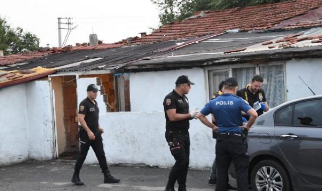 Çorlu'daki operasyonda kanepe ve halıların içinden silahlar çıktı