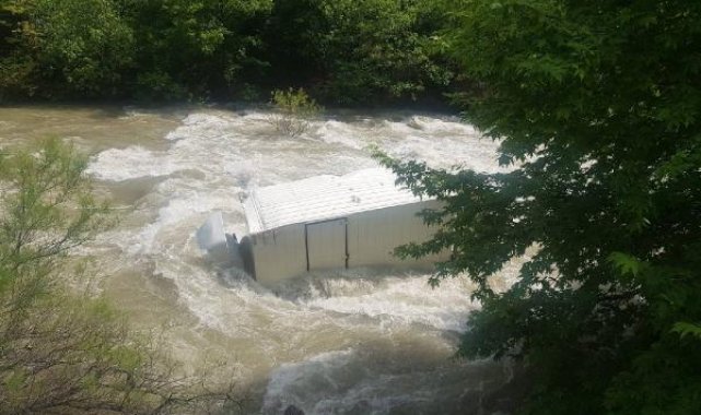 Çoruh Nehri'ne uçan kamyonun şoförünü arama çalışmalarında 10'uncu gün