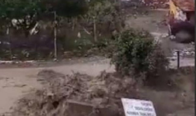 Çorum'u sel vurdu, yollar göle döndü, 6 ahırı su bastı, 2 büyükbaş öldü