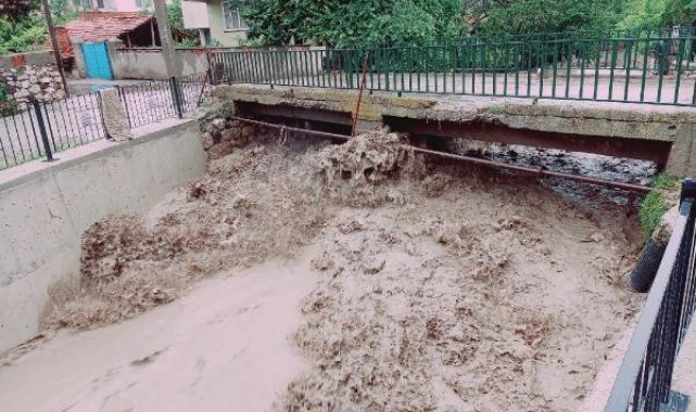 Çorum'un Boğazkale ilçesinde sağanak nedeniyle dere taştı