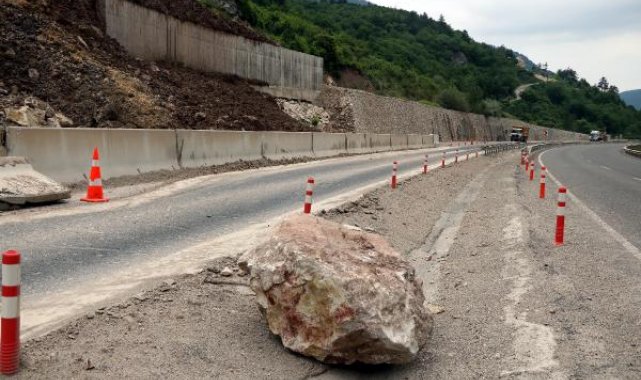 Dağdan kopan dev kayalar yola indi, ulaşım durdu