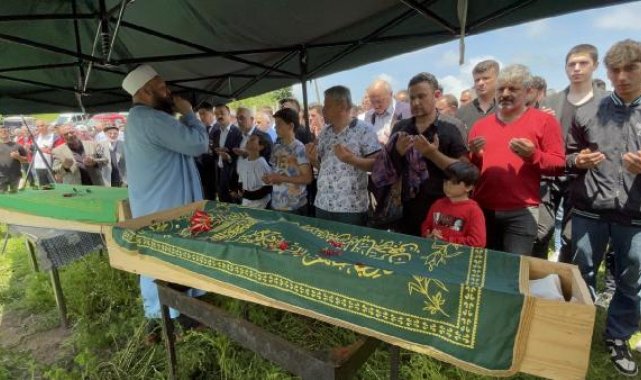 Deniz kıyısında cesetleri bulunan 2 arkadaş, yan yana toprağa verildi
