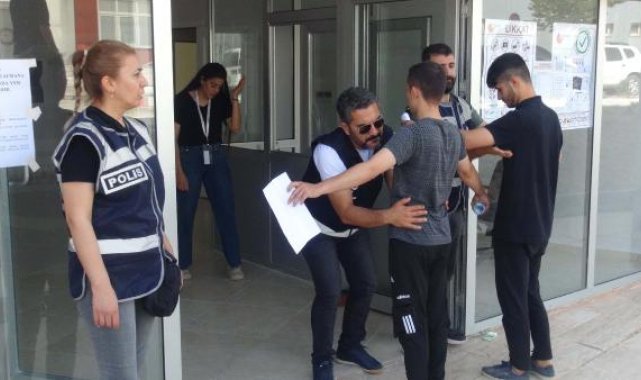 Deprem bölgesi Hatay'da geç kalan öğrencileri sınava polis ekipleri yetiştirdi