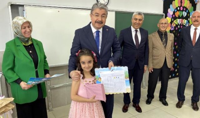 Deprem bölgesi Osmaniye'de 136 bin öğrenci, karne heyecanı yaşadı