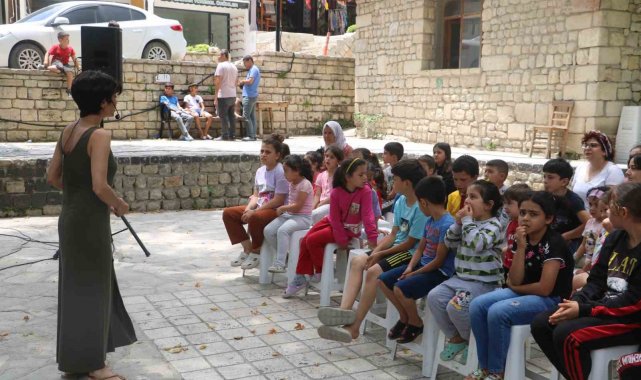 Deprem bölgesinde çocukların yüzünü gülümseten masal
