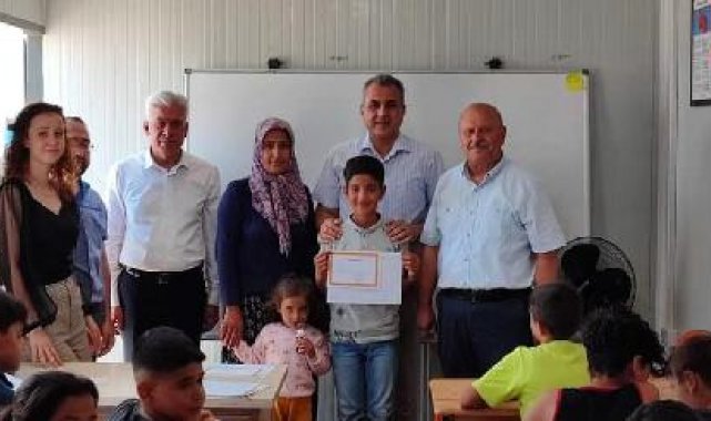 Deprem bölgesinde öğrenciler konteyner sınıflarda karne aldı