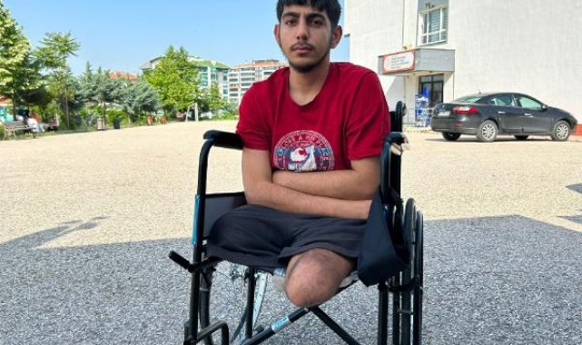 Depremde bacaklarını ve annesini kaybetti, üniversite hayalinden vazgeçmedi