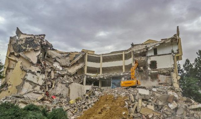 Depremde hasar gören Dicle Üniversitesi rektörlük binasının yıkımına başlandı