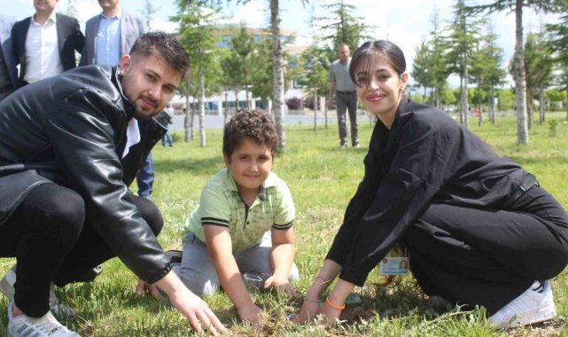 Depremde hayatını kaybeden öğrenciler adına fidan dikildi