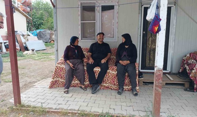 Depremin merkezinde gönüllere dokunan Vali