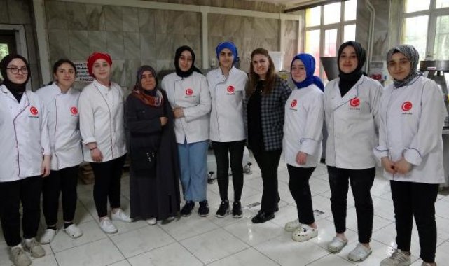Depremzededen, yediği ekmeği gönderen okula ziyaret