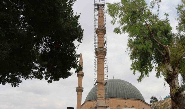 Dergah Cami minaresinde onarım çalışması sürüyor