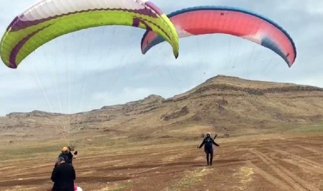 Derik'te Şehit Kaymakam Safitürk anısına yamaç paraşütü şampiyonası