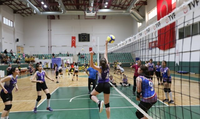 Derince'de voleybol şenliği başladı
