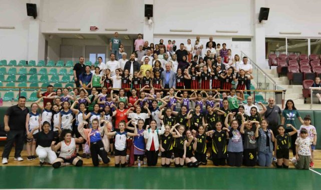Derince'de voleybol şenliği