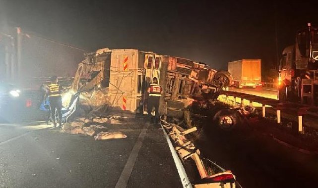 Devrilip karşı şeride geçen kamyona çarpan taksideki yolcu öldü, 2 kişi yaralandı