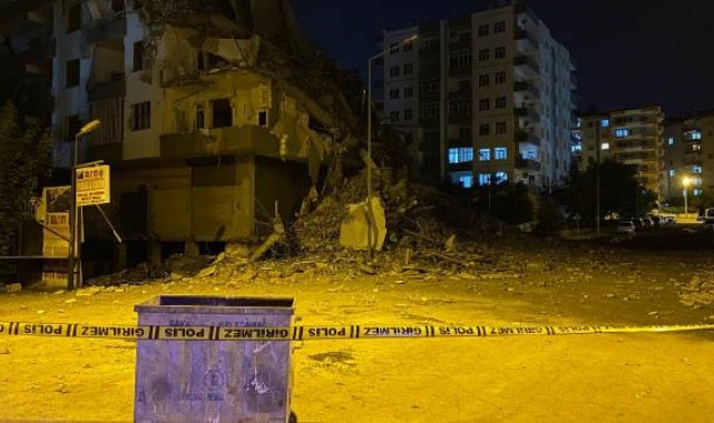 Diyarbakır'da, depremlerde hasar görüp yıkımına başlanan 7 katlı bina çöktü
