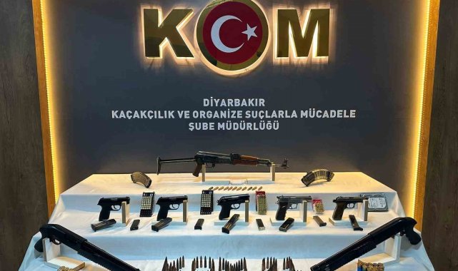 Diyarbakır'da eğlence mekanında çok sayıda silah ele geçirildi