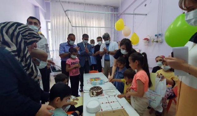 Diyarbakır'da hastanede tedavi gören çocuklar karne aldı