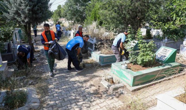 Diyarbakır'da mezarlıklarda bayram temizliği