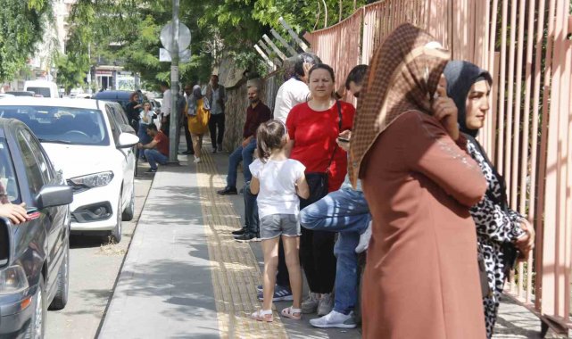 Diyarbakır'da öğrenciler içeride aileler dışarıda ter döktü