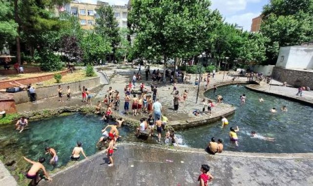 Diyarbakır'da sıcaklık 33 dereceye ulaştı; süs havuzları doldu