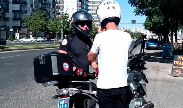 Diyarbakır'da YKS'ye geç kalanları motosikletli polisler yetiştirdi
