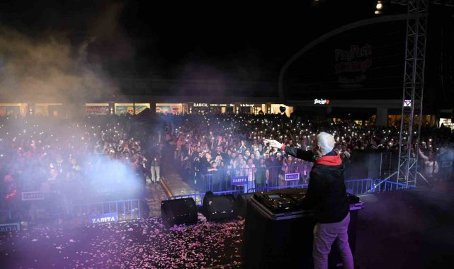 DJ Suat Ateşdağlı ve sanatçı Ekin Uzunlar Gül Festivalinde Ispartalılarla buluştu