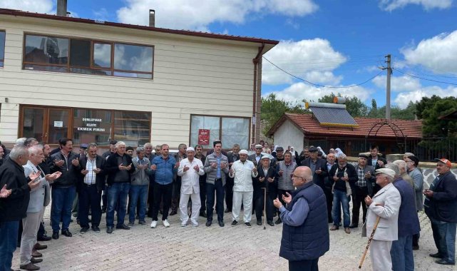 Dumlupınar'da 9 hacı adayı dualarla kutsal topraklara uğurlandı
